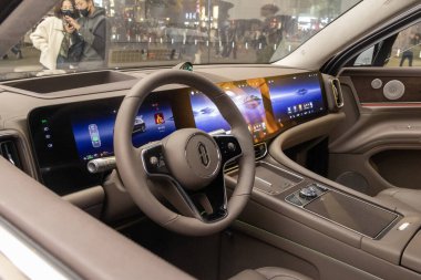 Pekin, Çin - 2 Kasım 2024: Huawei tarafından üretilen, Huawei 'nin Pekin' deki amiral gemisi mağazasında sergilenen lüks bir elektrikli sedanın iç görünümü.