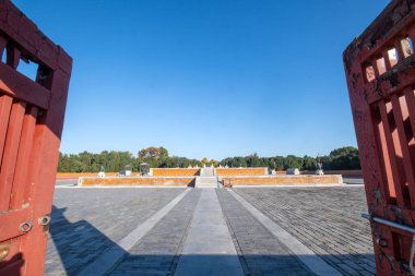 Pekin, Çin - 5 Kasım 2024: Dünya Tapınağı 'ndaki ana sunak ya da Pekin' deki Ditan Park. Dünya Tapınağı, Ming & Qing Hanedanlığı imparatorlarının Dünya Tanrısı 'na taptıkları yerdir.