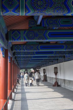 Pekin, Çin - 1 Kasım 2024: Zaishang Pavyonu ile Cennet Tapınağı kompleksi arasında asırlık bir yürüyüş yolu,