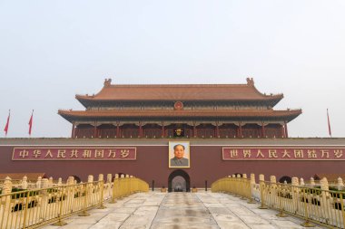 Pekin, Çin - 2 Kasım 2024: Yasak Şehir - Cennetin Kapısı (Tianananmen), Pekin, Çin. Tiananmen Meydanı ilk olarak 1651 yılında tasarlanıp inşa edildi.