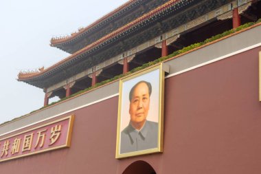 Pekin, Çin - 2 Kasım 2024: Mao Zedong başkanının büyük portresi Pekin, Çin 'deki Tiananmen Meydanı' nın önünde