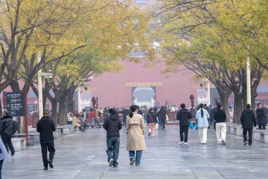 Pekin, Çin - 2 Kasım 2024: Turistler sabahları İmparatorluk Şehri ve Yasak Şehir 'e doğru yürüyorlar.