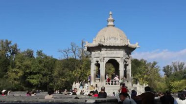 Pekin, Çin - 3 Kasım 2024: Yuanmingyuan Parkı, Pekin 'deki harabe batının manzaralı mekanının Wanhuazhen' i. Avrupa labirentleri tarzında tasarlanmış bir bahçe..