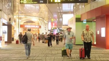 Singapur - 31 Ekim 2024: Singapur 'daki Changi Havaalanı. Fevkalade hizmetleri, yenilikçi tesisleri ve kusursuz yolcu deneyimiyle küresel övgü topluyor..