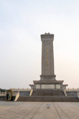 Pekin, Çin - 1 Kasım 2024: Pekin, Çin 'deki Halk Kahramanları Anıtı. 19. yüzyıldan 20. yüzyıla kadar Çin devrimci kahramanlarının anısına yapılan görkemli bir dikilitaştır.