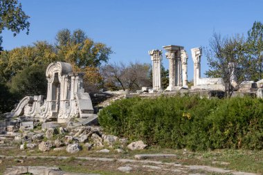 Pekin, Çin - 3 Kasım 2024: Çin, Pekin 'deki Yuanmingyuan Parkı içinde batı evi manzaralı yer. Avrupa klasik mimarisi ve Çin geleneksel bahçe sanatının mükemmel bir kombinasyonu..