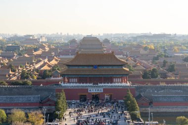 Pekin, Çin - 5 Kasım 2024: Pekin 'deki Yasak Şehir Jingshan Park, Pekin' den güneye bakıyor.