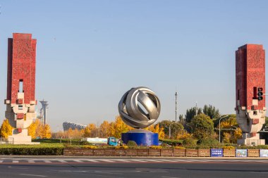 Pekin, Çin - 6 Kasım 2024: Pekin 'deki Beitucheng İstasyonu yakınlarındaki yol kenarında güzel heykel.