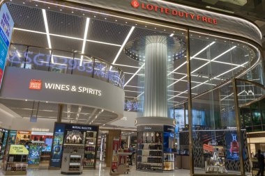 Singapur - 31 Ekim 2024: Singapur, Changi Havaalanı 'nda Lotte Duty Free' nin görüntüsü. Sergide, vergisiz tasarruflarla istisnai alışveriş deneyimi sunan lüks markalardan oluşan küratörlü bir seçim yer alıyor..