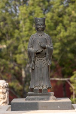 Pekin, Çin - 1 Kasım 2024: Zhai Gong içinde bronz heykeli olan taş pavyon veya Cennetin Tapınağı Tapınağı Sarayı kompleksi, Pekin