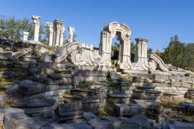 Pekin, Çin - 3 Kasım 2024: Çin, Pekin 'deki Yuanmingyuan Parkı içinde batı evi manzaralı yer. Avrupa klasik mimarisi ve Çin geleneksel bahçe sanatının mükemmel bir kombinasyonu..