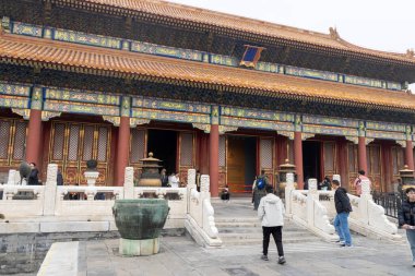 Pekin, Çin - 2 Kasım 2024: Çin 'deki Yasak Şehir Müzesi içindeki saraylar ve binalar. Yasak Şehir ilk olarak 15. yüzyılın başlarında Çin 'in Ming imparatorlarının sarayı olarak inşa edildi.