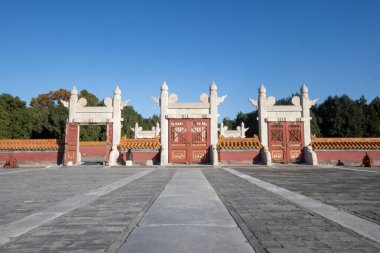 Pekin, Çin - 5 Kasım 2024: Fangzetan etrafındaki Yıldız Geçidi veya Pekin, Çin 'deki Ditan Park' taki Dünya Sunağı. Ditan Park, Dünya Tanrısı 'na ibadet etmek için kalan son tapınaktır.