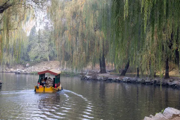 Pekin, Çin - 3 Kasım 2024: Pekin, Çin 'deki Yuanmingyuan Parkı' nda turistler için tekne turu. Çin tarihinin en muhteşem ve lüks imparatorluk bahçesiydi.