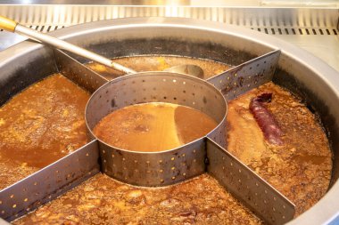 Luzhu huoshao ya da ekmekli domuz güveci, en bilinen geleneksel Pekin sokak yemeklerinden biri.