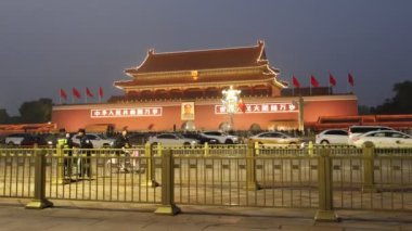 Pekin, Çin - 1 Kasım 2024: Pekin 'deki Tian-an-men Meydanı' nın gece sahnesi. Kapı Yasak Şehir 'in girişi..