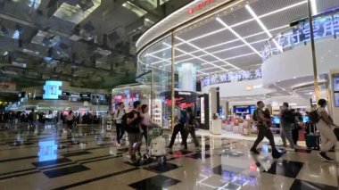 Singapur - 31 Ekim 2024: Singapur 'daki Changi Havaalanı. Fevkalade hizmetleri, yenilikçi tesisleri ve kusursuz yolcu deneyimiyle küresel övgü topluyor..