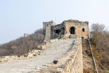 Pekin, Çin - 8 Kasım 2024: Pekin, Çin 'deki Simatai Çin Seddi, sonbahar dönemi. Simatai olağanüstü manzarası ve dik tırmanışlarıyla ünlüdür.