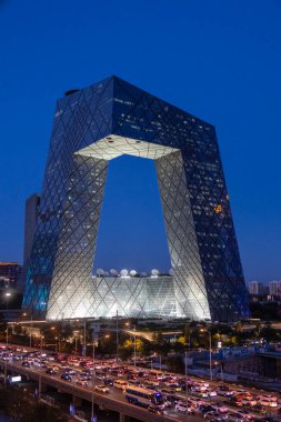 Pekin, Çin - 4 Kasım 2024: Pekin, Çin 'deki CCTV genel merkezi. 51 katlı yapışık kulelerden oluşmuş.