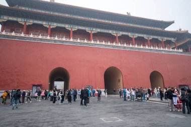 Pekin, Çin - 2 Kasım 2024: Turistler Wumen kapısından geçerek Yasak Şehir 'e, antik Çin kraliyet sarayına, Pekin' deki dünyaca ünlü tarihi binaya girdiler.