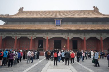 Pekin, Çin - 2 Kasım 2024: Turistler Yasak Şehir, Pekin 'deki Uyum Salonunu ziyaret ettiler. Dış saraydaki üç ana salondan sonuncusu.