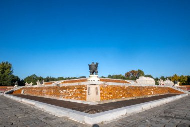 Pekin, Çin - 5 Kasım 2024: Dünya Tapınağı 'ndaki ana sunak ya da Pekin' deki Ditan Park. Dünya Tapınağı, Ming & Qing Hanedanlığı imparatorlarının Dünya Tanrısı 'na taptıkları yerdir.