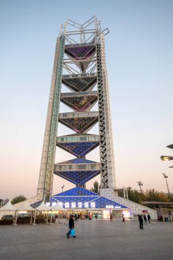 Pekin, Çin - 6 Kasım 2024 Ling Long Pagoda veya Linglong Kulesi Olimpiyat Kazanı yakınlarında yer almaktadır. Uluslararası Yayın Merkezi 'nin bir kısmına ev sahipliği yapar.