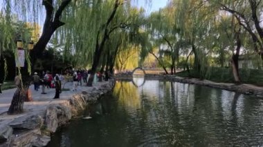 Pekin, Çin - 3 Kasım 2024: Çin, Pekin 'deki Yuanmingyuan Parkı' ndaki taş köprü. Çin tarihinin en muhteşem ve lüks imparatorluk bahçesiydi.