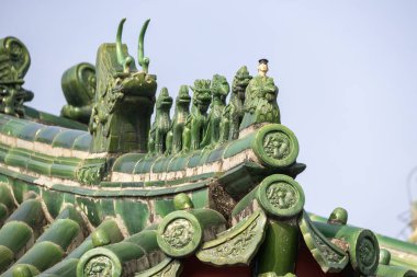 Mavi gökyüzü ile uğurlu yeşil Çin çini kiremitli hayvanlar