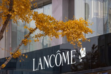 Pekin, Çin-11 Kasım 2024: Pekin 'deki Wangfujing caddesinde Lancome mağazası. Lancome lüks cilt bakımı, makyaj ve parfüm ürünleri sunar.