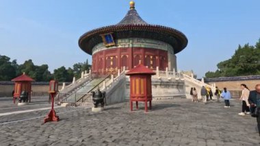 Pekin, Çin - 1 Kasım 2024: Cennetin Tapınağı 'ndaki Cennetin İmparatorluk Mahzeni, Ming Hanedanı' nda Yongle İmparatoru tarafından kurulan dini binaların imparatorluk kompleksi.