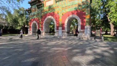 Pekin, Çin - 5 Kasım 2024: Pekin 'deki Konfüçyüs Tapınağı' ndaki Azure Stone Anıt Kemeri. Pekin Konfüçyüs Tapınağı Çin 'deki en büyük ikinci Konfüçyüs tapınağıdır.