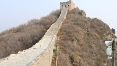 Pekin, Çin - 8 Kasım 2024: Pekin, Çin 'deki Simatai Çin Seddi, sonbahar dönemi. Simatai olağanüstü manzarası ve dik tırmanışlarıyla ünlüdür.