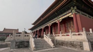 Pekin, Çin - 2 Kasım 2024: Turistler Pekin 'deki Kutsal Saflık Sarayı veya Qianqing Sarayı' na doğru yürüyorlar. İç Mahkeme 'nin üç salonundan en büyüğüdür.