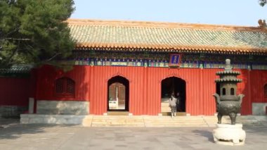 Pekin, Çin - 7 Kasım 2024: Pekin, Pekin 'deki Beihai parkında bulunan Kutsal Kral Tapınağı. Qing Hanedanlığı zamanında yeniden inşa edildi ve Beihai Park 'taki en ünlü manzaralı yerlerden biridir.