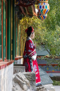 Pekin, Çin-7 Kasım 2024: Geleneksel Çin kıyafetleriyle Pekin 'deki Pekin Parkı' nı ziyaret eden turist.