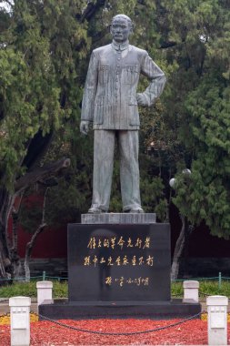 Pekin, Çin-11 Kasım 2024: Pekin 'deki Zhongshan Parkı' nda Sun Yat Sen Heykeli. Zhongshan Parkı eski bir imparatorluk sunağıydı ve şimdi halka açık bir park.