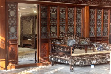 Pekin, Çin-7 Kasım 2024: Pekin, Çin 'deki Prince Gong Malikanesi' nde lüks mobilyalar. Prince Gong Konağı bir müze ve turistik bir yerdir.