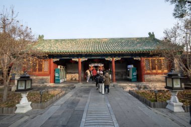 Pekin, Çin - 7 Kasım 2024: Prince Gong 's Mansion (Prens Kung Konağı) manzarası. Siheyuan tarzı malikane ve bahçelerin müze ve turistik cazibesi