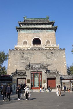 Pekin, Çin-10 Kasım 2024: Pekin, Çin 'deki Davul Kulesi manzarası, bir zamanlar büyük davullarla zamanı tutmak için kullanılan antik mimari ve kültürel önemiyle bilinen tarihi bir simgedir..