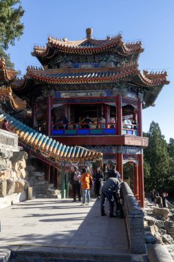 Pekin, Çin - 4 Kasım 2024: Harikalar Diyarı 'ndan Geçiş Salonu ya da Çin' in Pekin kentindeki Yaz Sarayı 'nda Huazhongyou. Kunming Gölü manzarası olan bir yer..