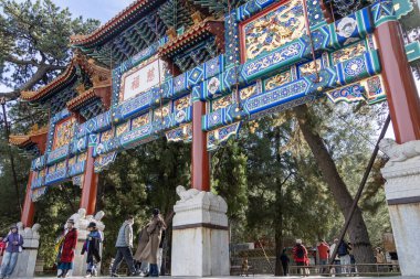 Pekin, Çin - 4 Kasım 2024: Turistler Pekin, Çin 'deki Yaz Sarayı' nı ziyaret ettiler. Pekin 'de büyük göller, bahçeler ve saraylar vardır..