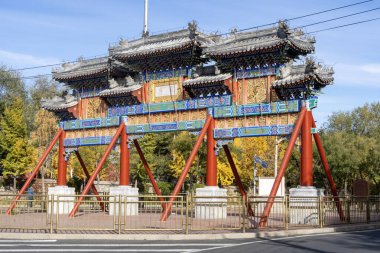 Pekin, Çin-4 Kasım 2024: Pekin Yaz Sarayı Archway. Yaz Sarayı Pekin 'de geniş bir göl, bahçe ve saray topluluğu.