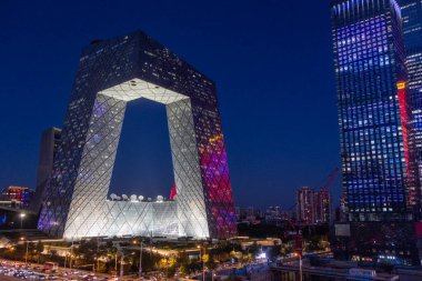 Pekin, Çin - 4 Kasım 2024: Pekin, Çin 'deki CCTV genel merkezi. 51 katlı yapışık kulelerden oluşmuş.