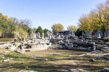 Pekin, Çin - 3 Kasım 2019: Pekin 'deki Yuanmingyuan Bahçesi içinde Batı Evi veya Xiyanglou kalıntıları. Qing Hanedanlığı 'nda inşa edilmiş ve 1860' da yakılmış bir imparatorluk bahçesi.