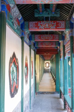 Pekin, Çin - 4 Kasım 2024: Pekin, Çin 'deki Yaz Sarayı' nda uzun koridor. Bu 728 metrelik koridor aynı zamanda Çin klasik bahçelerindeki en uzun koridor.