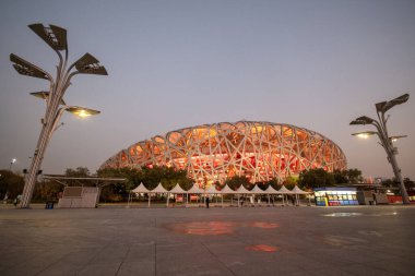 Pekin, Çin - 6 Kasım 2024: Pekin Ulusal Stadyumu, aynı zamanda Kuş Yuvası olarak da bilinir, Pekin, Çin 'de alacakaranlıkta. Mart 2004 'te resmi olarak inşaata başlamış ve Haziran 2008' de tamamlanmıştır.