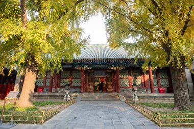 Pekin, Çin - 7 Kasım 2024: Jiale Hall of Prince Gong Palace veya Gongwang Mansion, Pekin, Çin. Prens Gong Sarayı 1777 'de Qing Hanedanlığı döneminde inşa edildi.