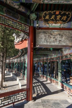 Pekin, Çin - 4 Kasım 2024: Pekin, Çin 'deki Yaz Sarayı' nda uzun koridor. Bu 728 metrelik koridor aynı zamanda Çin klasik bahçelerindeki en uzun koridor.