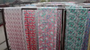 Yongshun Boyama Evi Gubei Su Kasabası, Pekin 'de. Burası, farklı renkte kumaşlar etrafta dolaşırken fotoğraf çekmek için iyi bir yer.